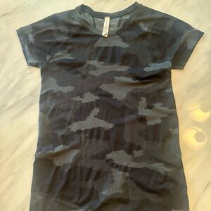 Athleta Women's Black Camo Short Sleeve Tee